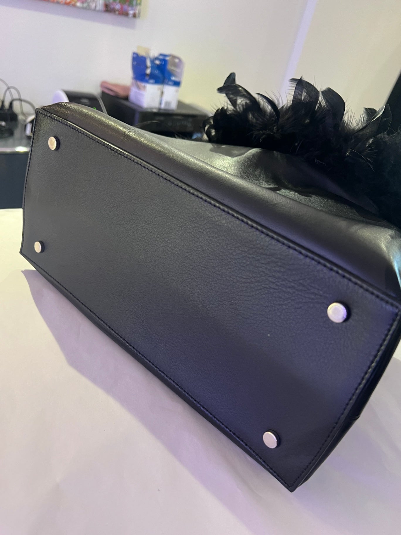 Tasche mit Federn