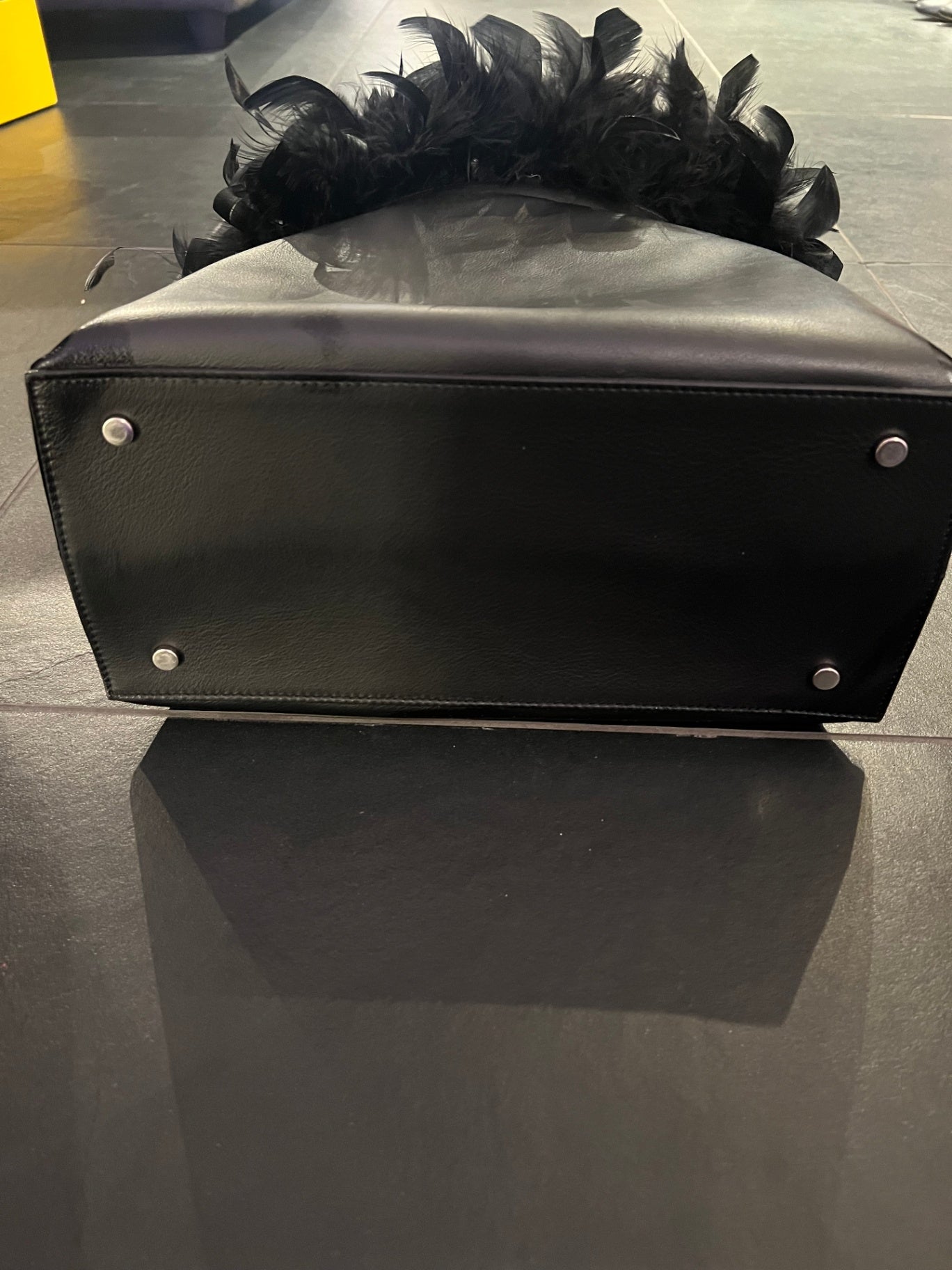 Tasche mit Federn