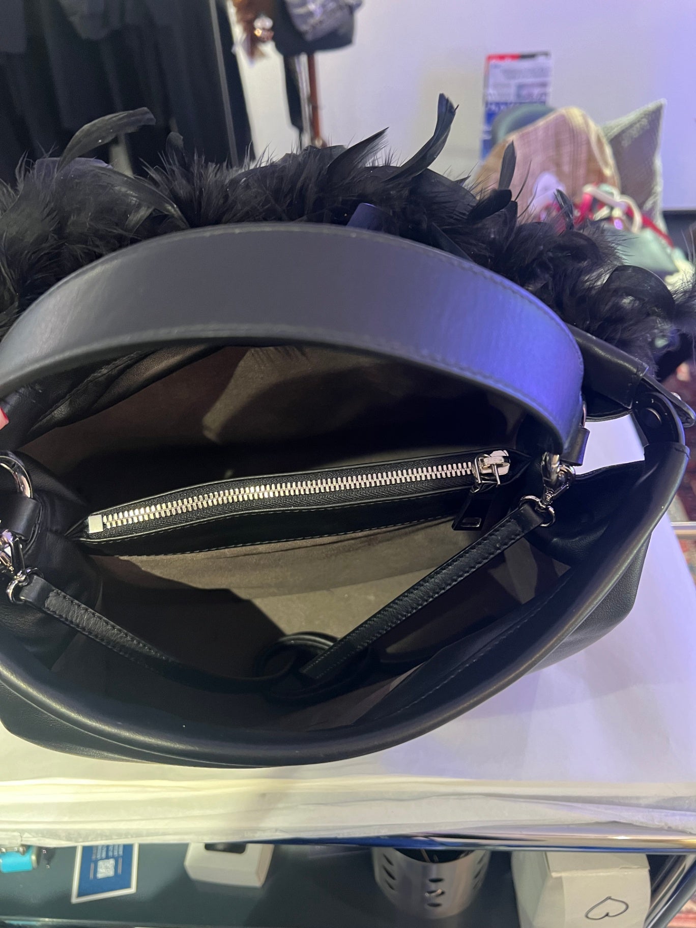 Tasche mit Federn