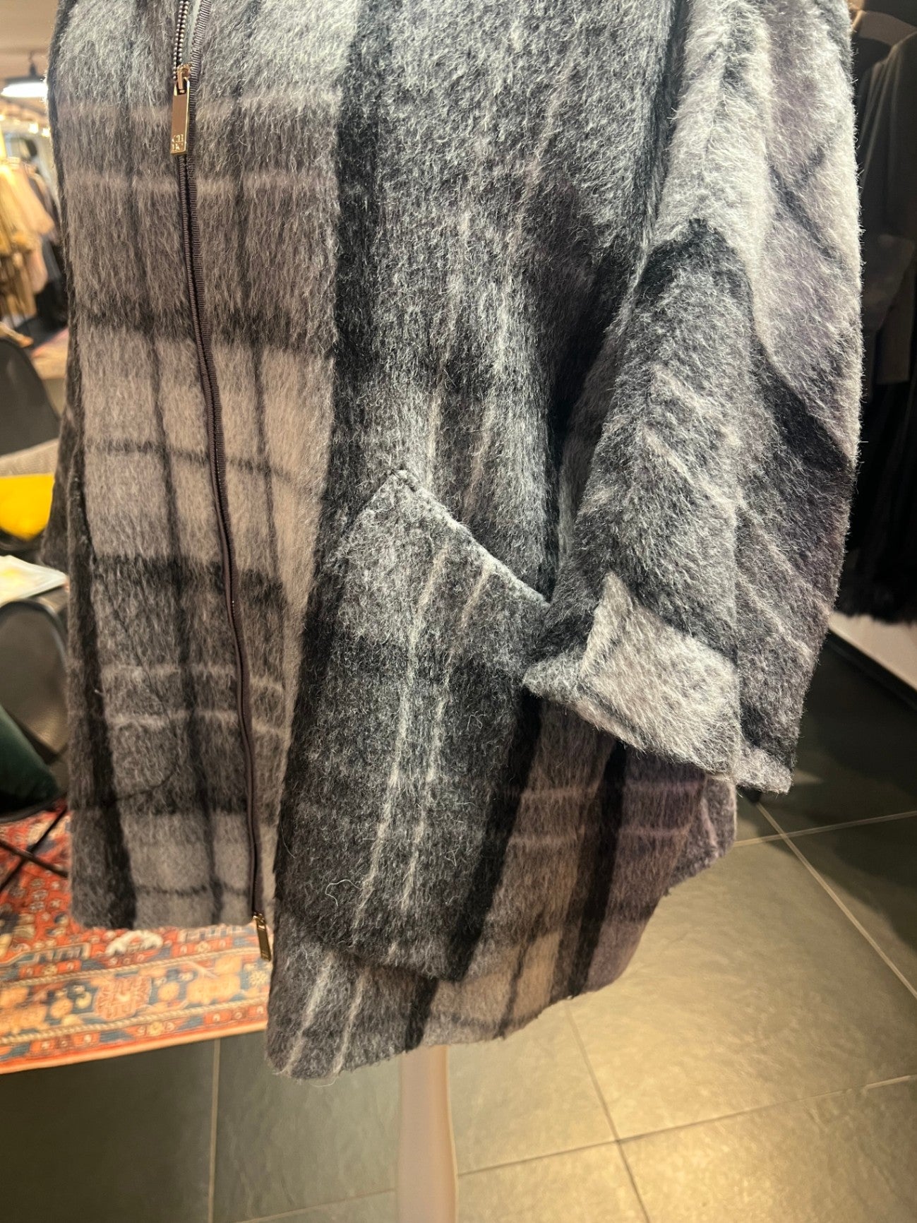 Carolina Herrera Cape mit Reissverschluss