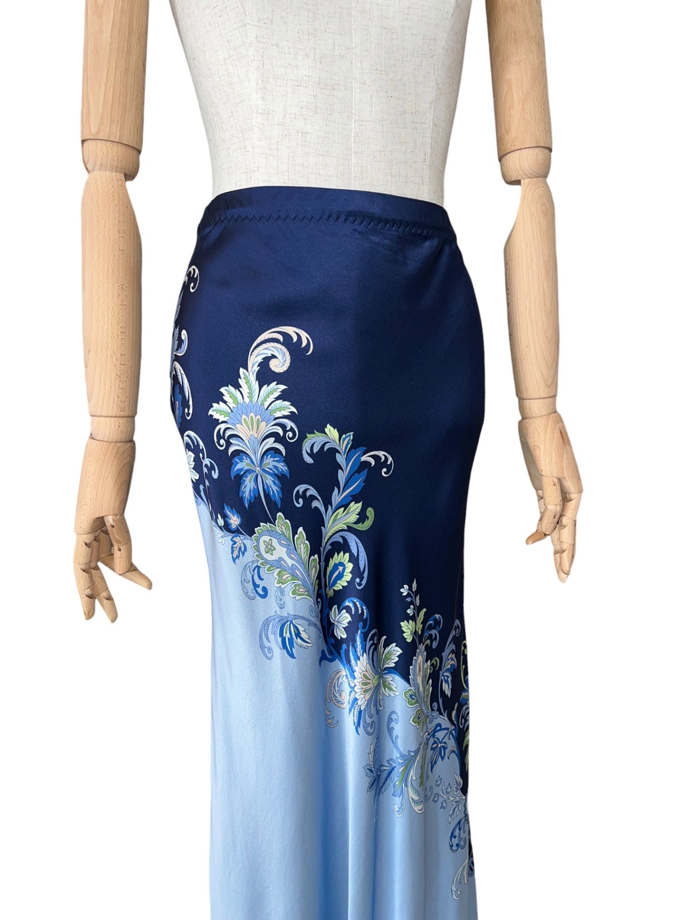 Charlotte Sparre Seidenrock in Hellblau-Navy, gemustert