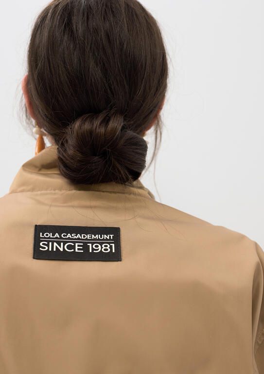 Lola Casademunt Kurze technische Parka mit Kontrastgürtel