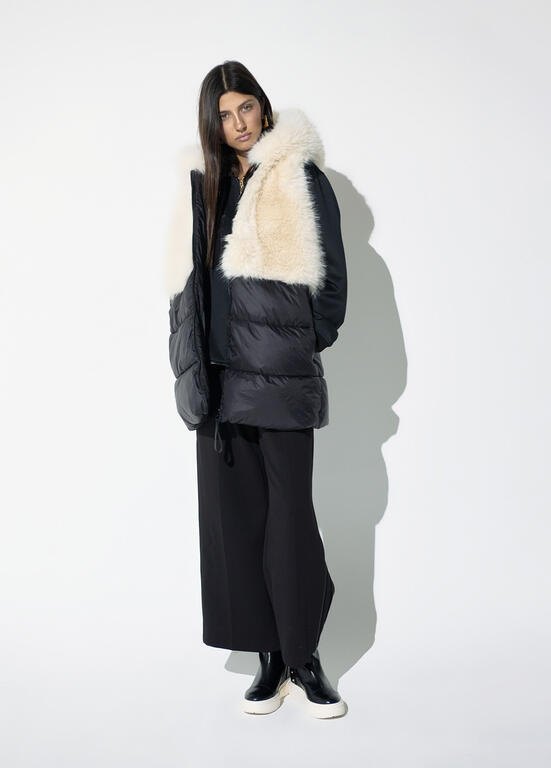 Lola Casademunt Weste mit Fellkragen, Schwarz/Ecru