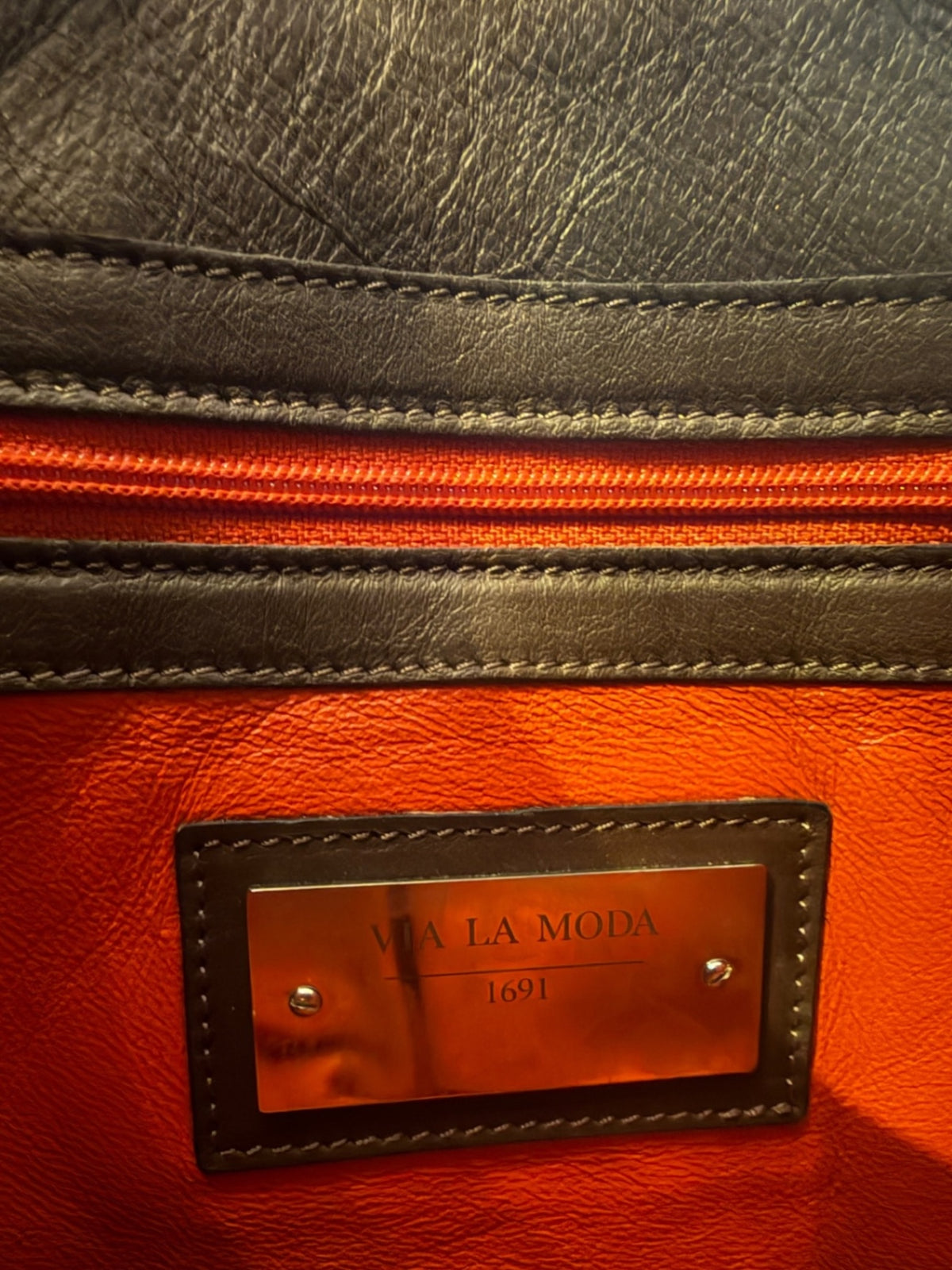 Pre-Loved Via la Moda Schultertasche aus Nilkrokodil mit Hornback-Details