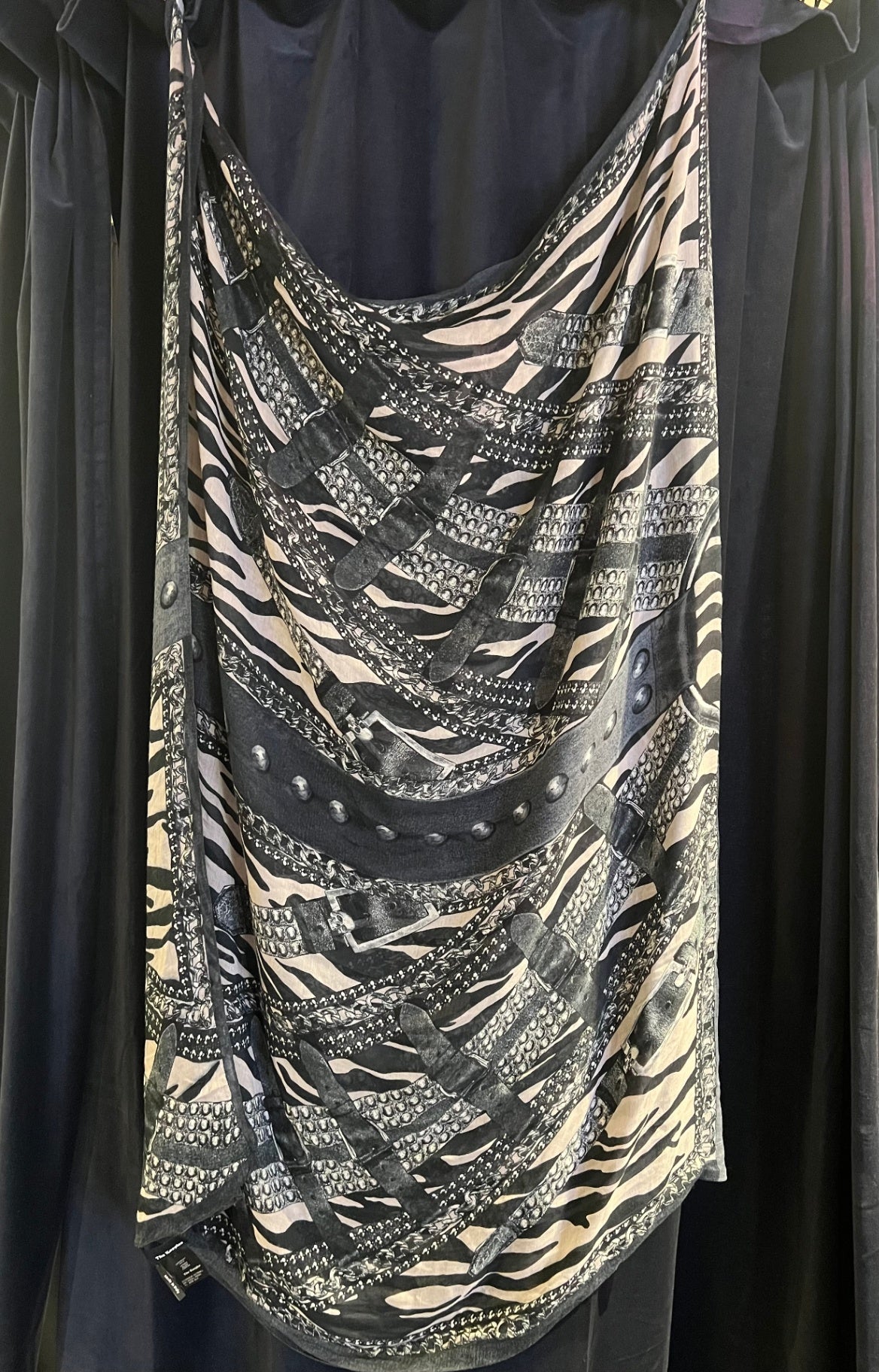 Tuch mit Gürtel und Schnallenprint