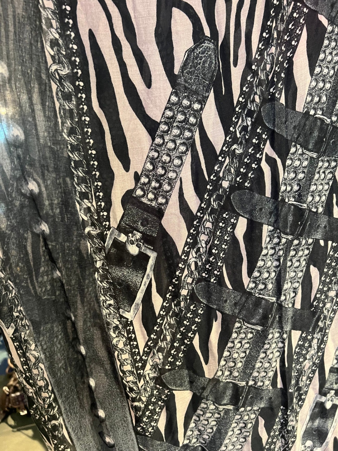 Tuch mit Gürtel und Schnallenprint