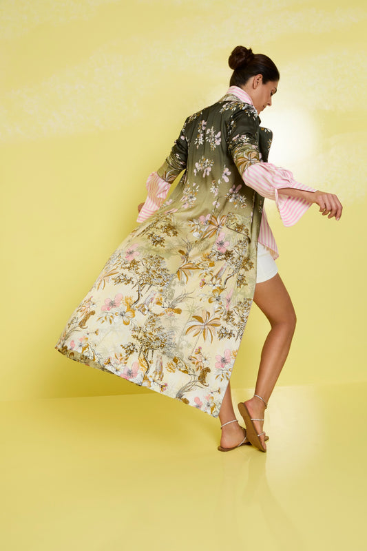 SEM PER LEI SS25 Satinmantel mit olivem Blumenprint