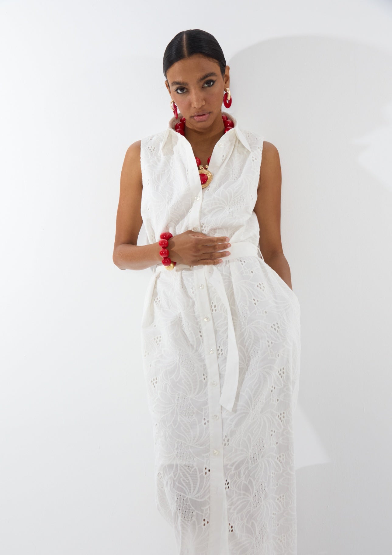 Lola Casademunt Midikleid mit Hemdkragen und Gürtel - Weiss