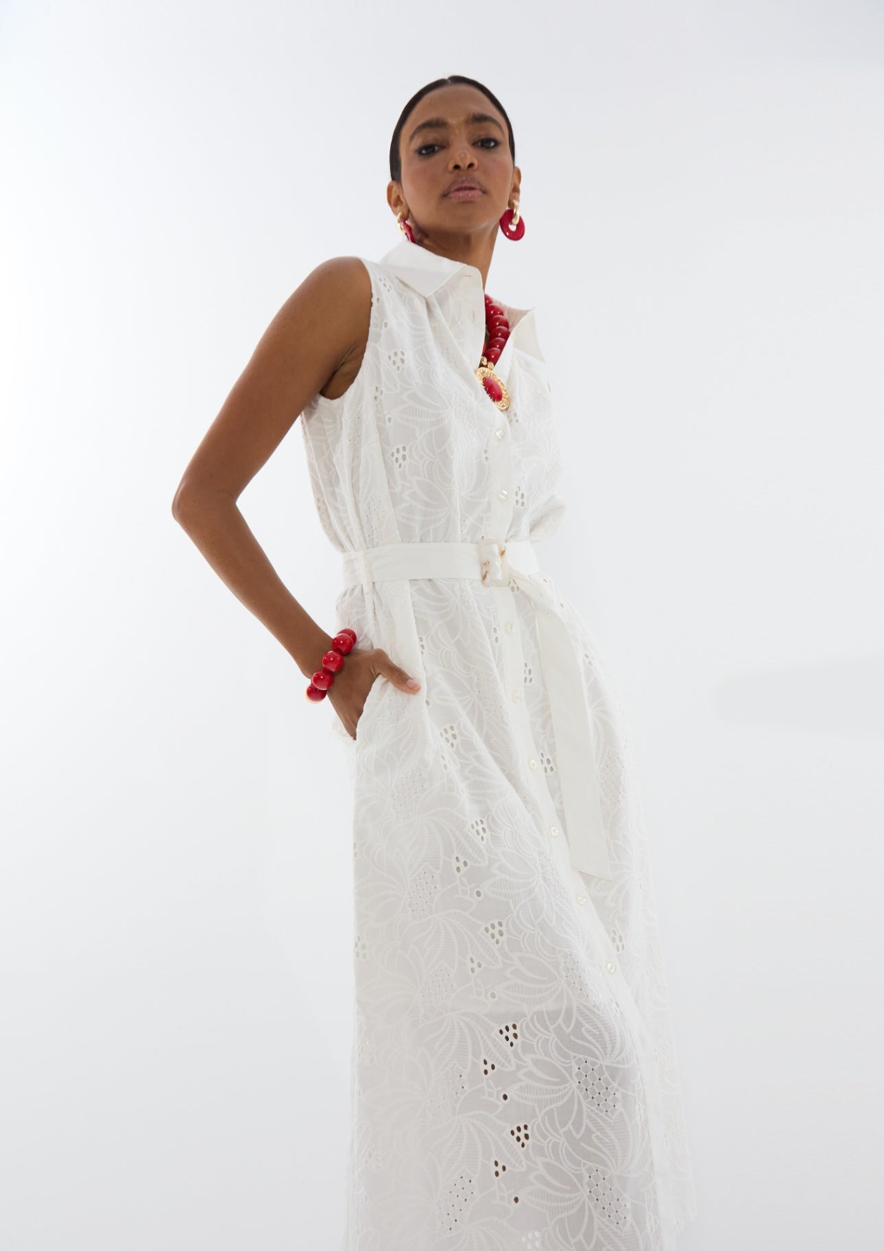 Lola Casademunt Midikleid mit Hemdkragen und Gürtel - Weiss
