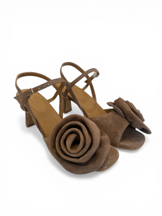 Angulus Absatzsandale mit Rosenapplikation sand