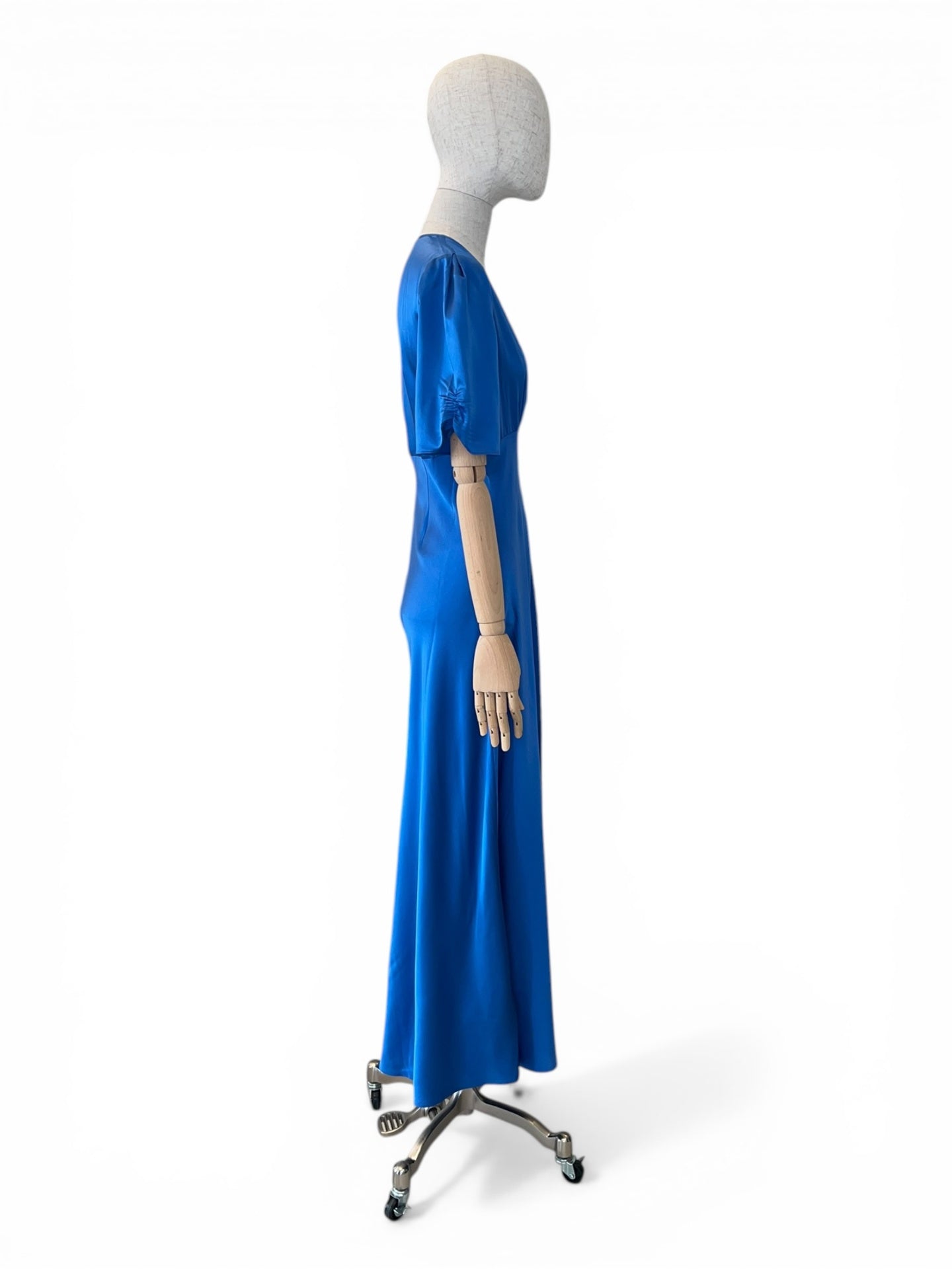Charlotte Sparre Seidenkleid mit V-Ausschnitt blau