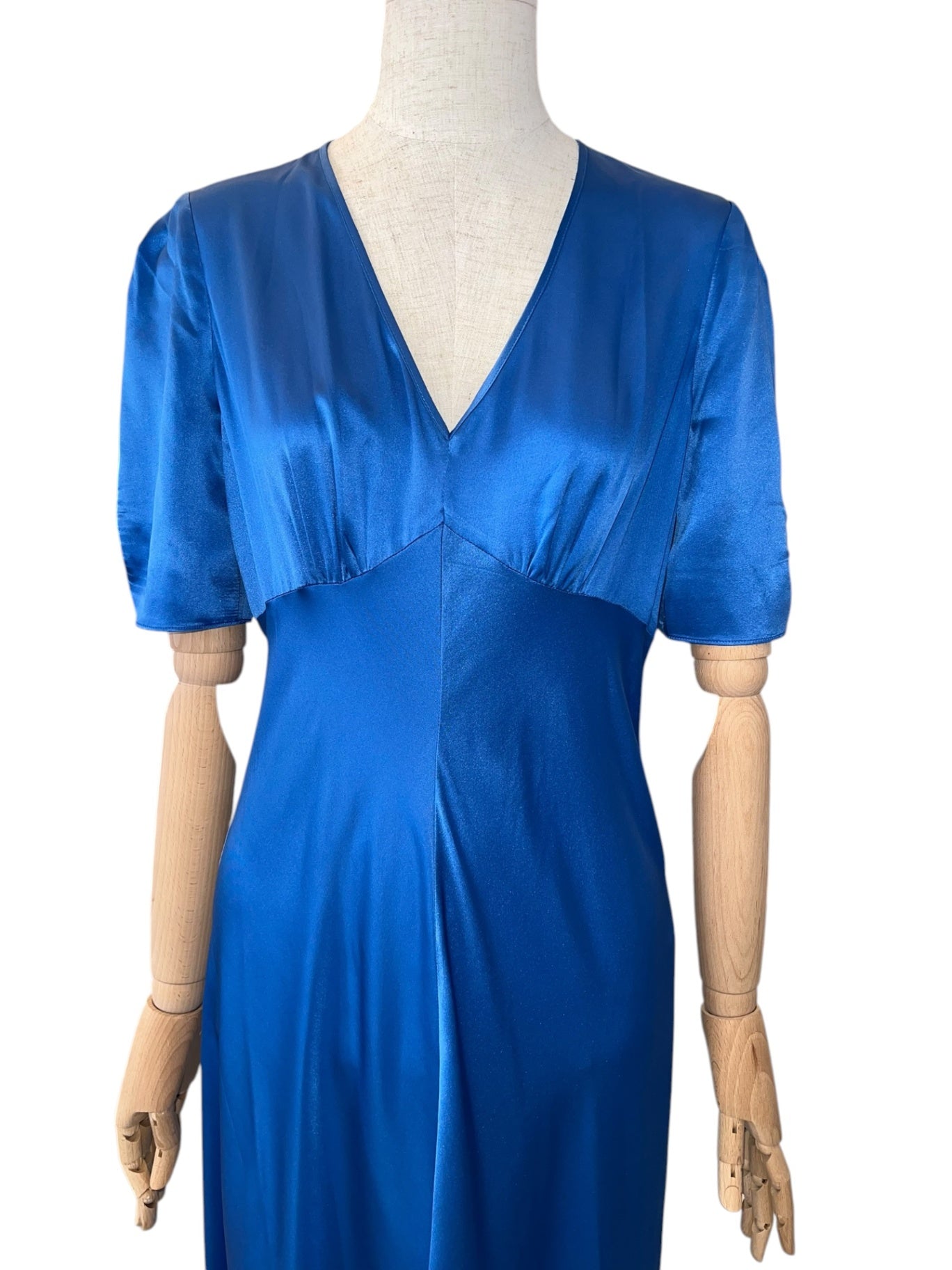 Charlotte Sparre Seidenkleid mit V-Ausschnitt blau