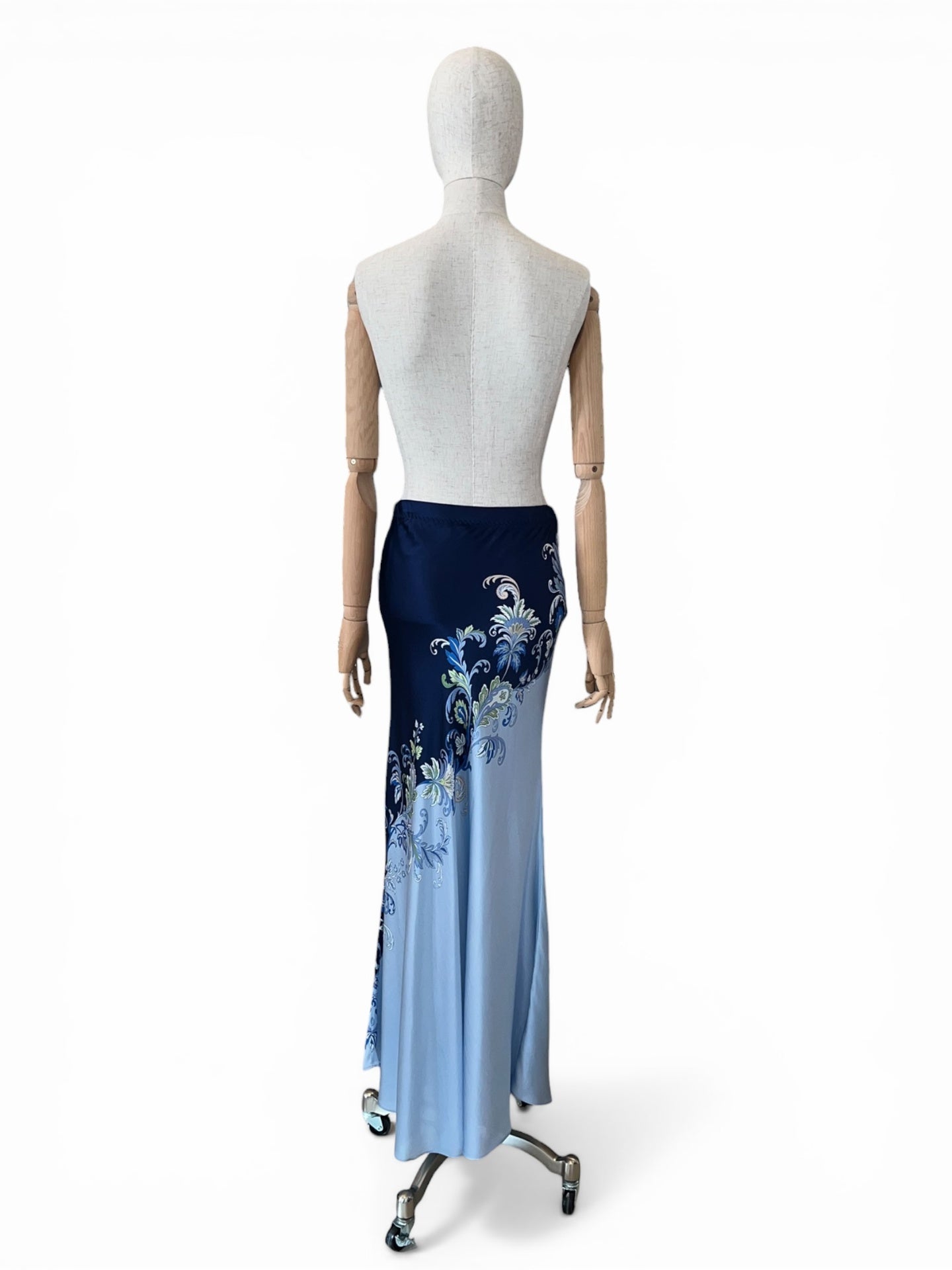 Charlotte Sparre Seidenrock in Hellblau-Navy, gemustert
