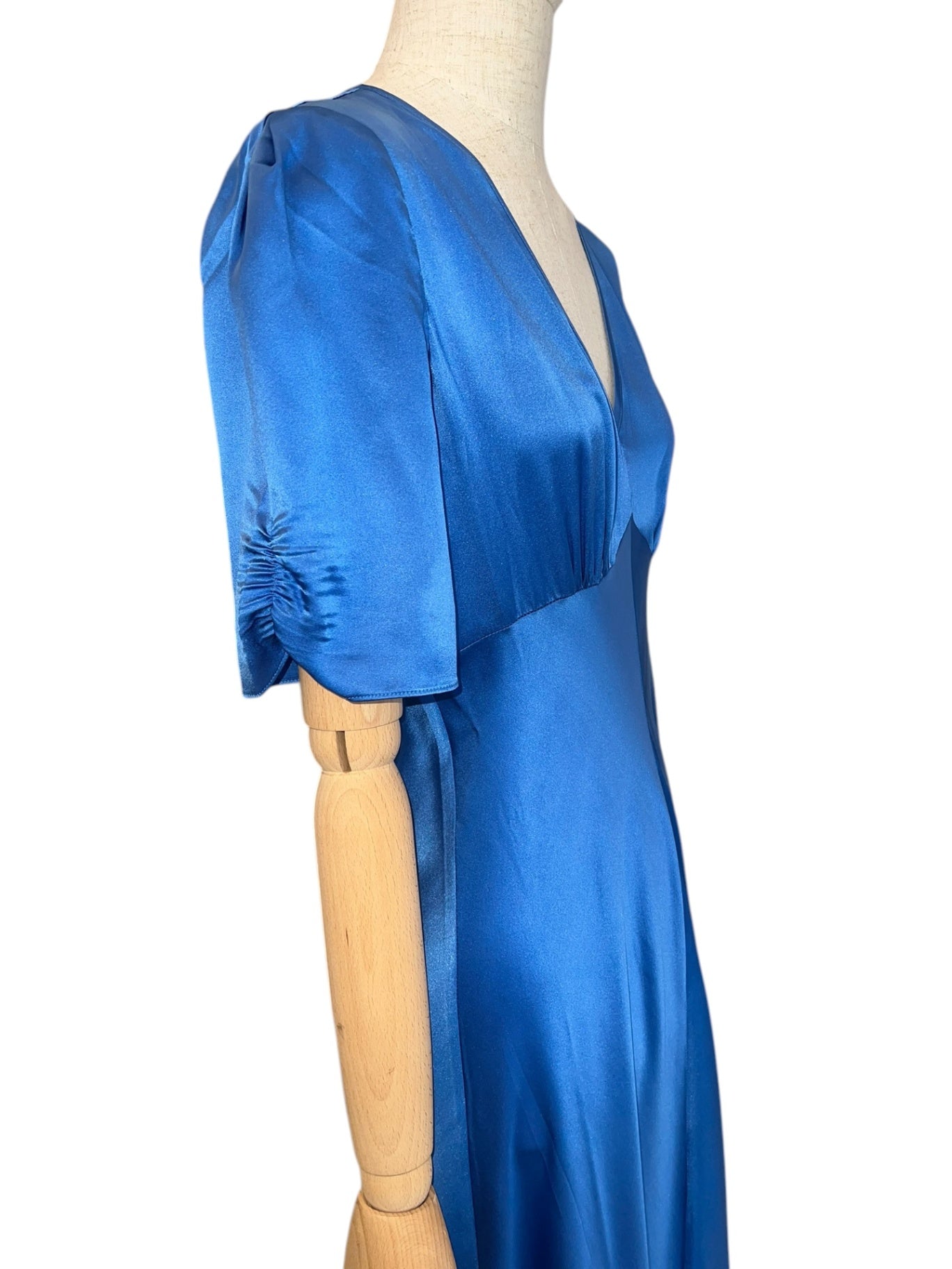 Charlotte Sparre Seidenkleid mit V-Ausschnitt blau