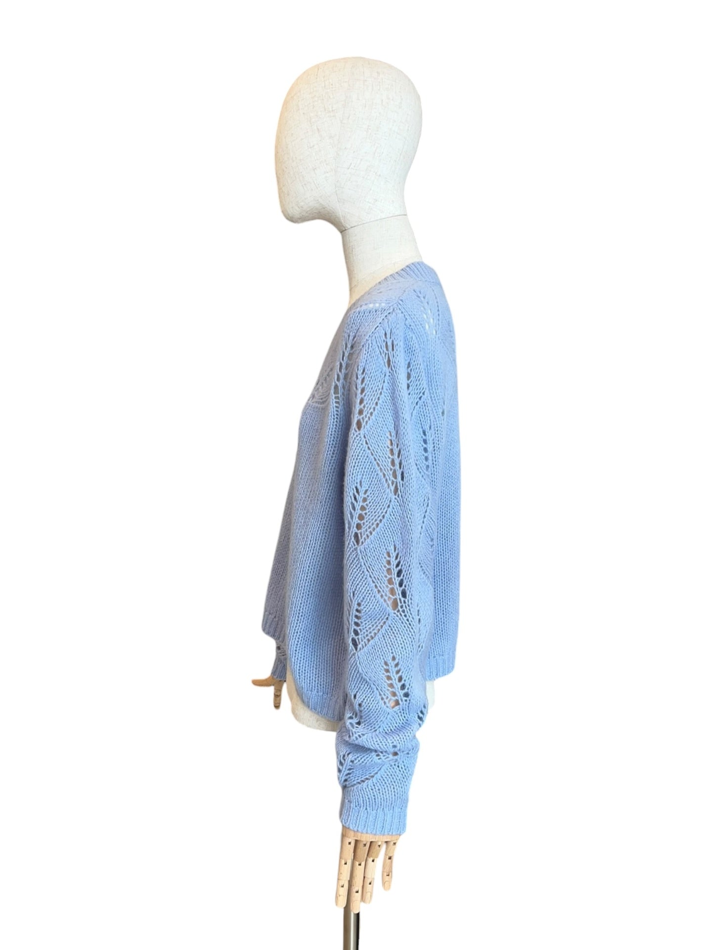 Charlotte Sparre Cashmere-Pullover in Hellblau mit Lochstrickdetails