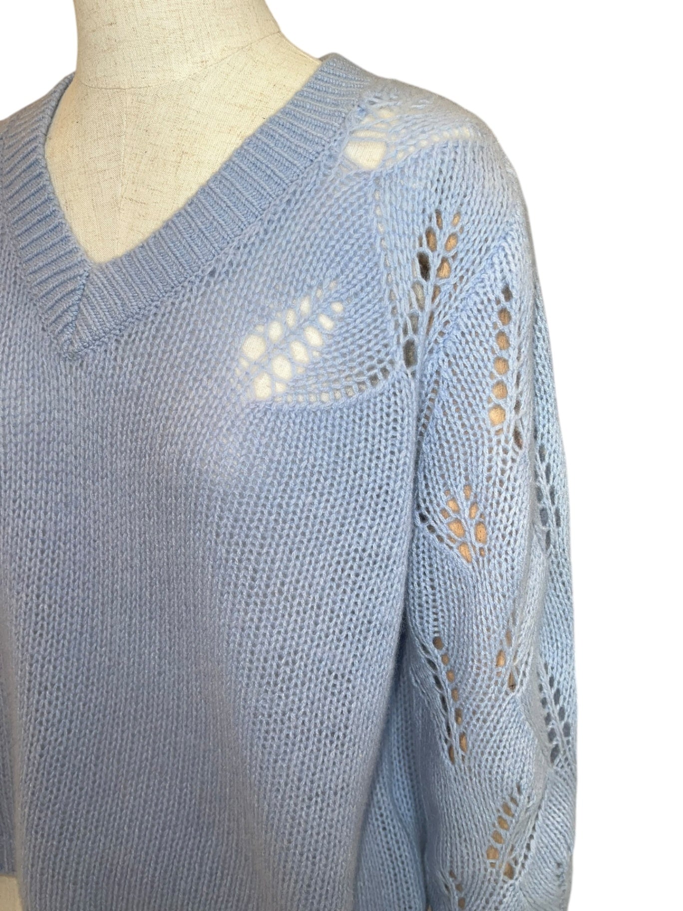Charlotte Sparre Cashmere-Pullover in Hellblau mit Lochstrickdetails