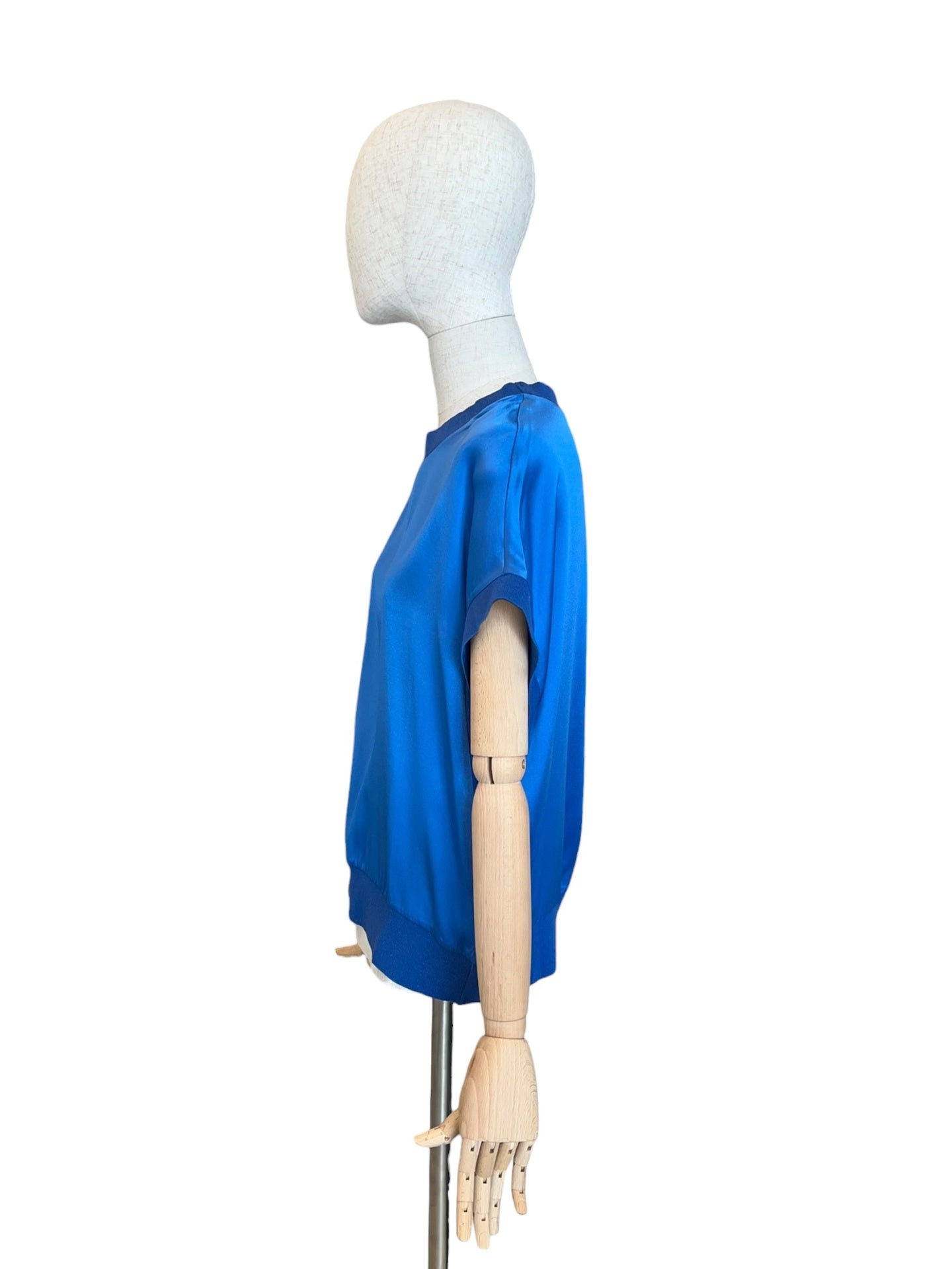 Charlotte Sparre Seidentop in Royalblau mit Rundhalsausschnitt