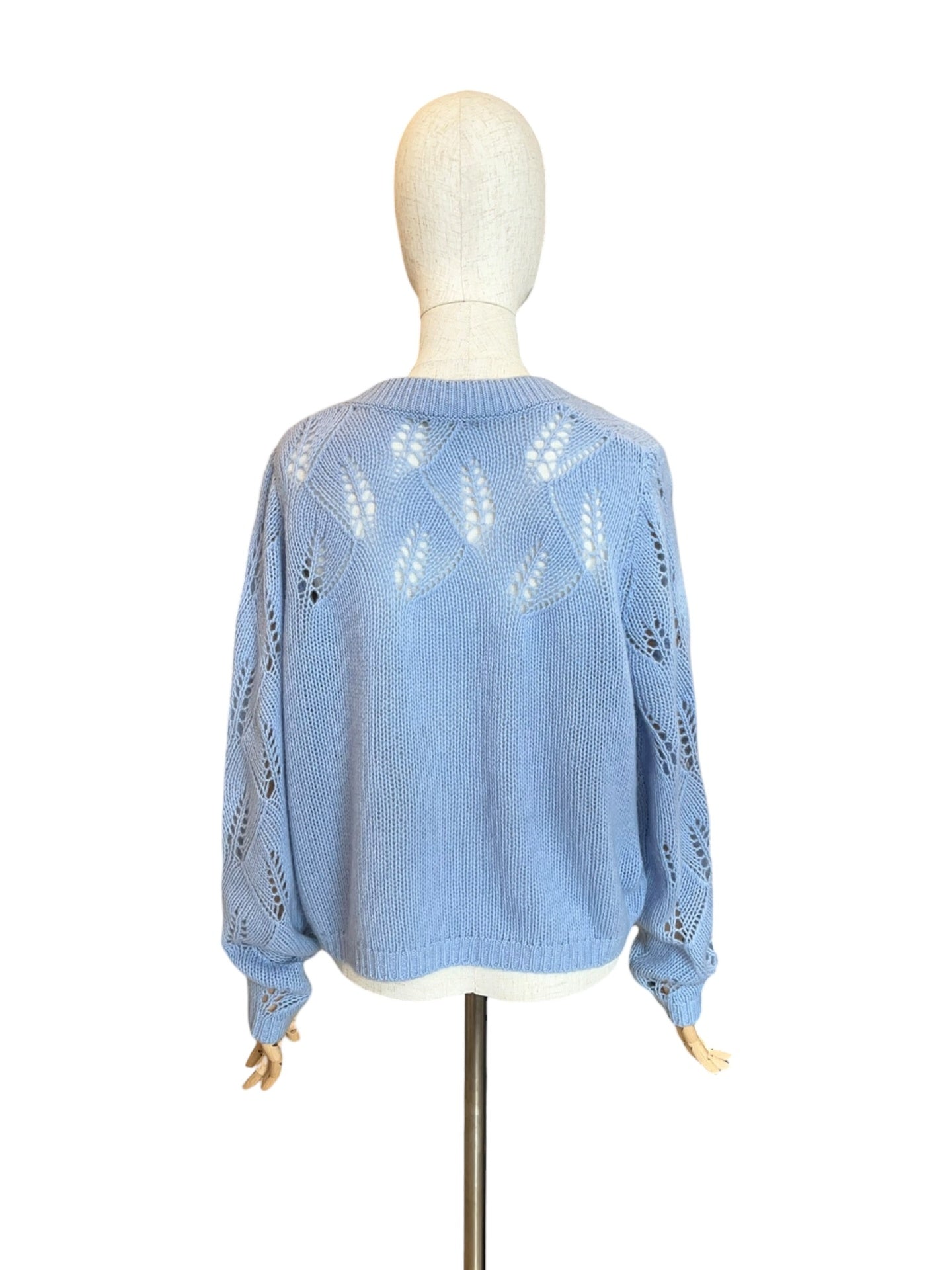 Charlotte Sparre Cashmere-Pullover in Hellblau mit Lochstrickdetails