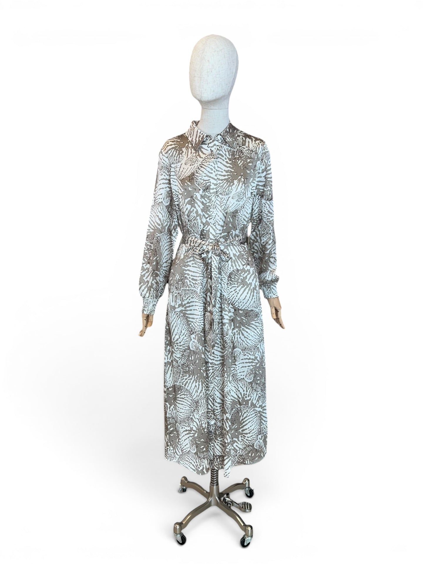 Charlotte Sparre Hemdblusenkleid in Beige mit Smockärmel