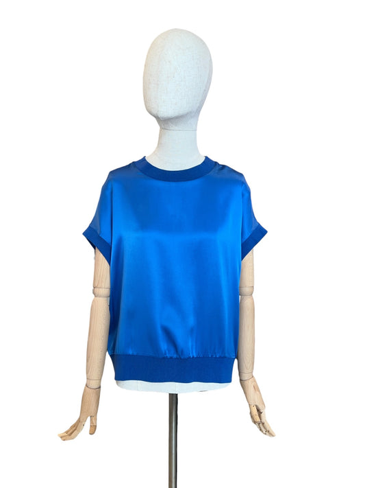Charlotte Sparre Seidentop in Royalblau mit Rundhalsausschnitt