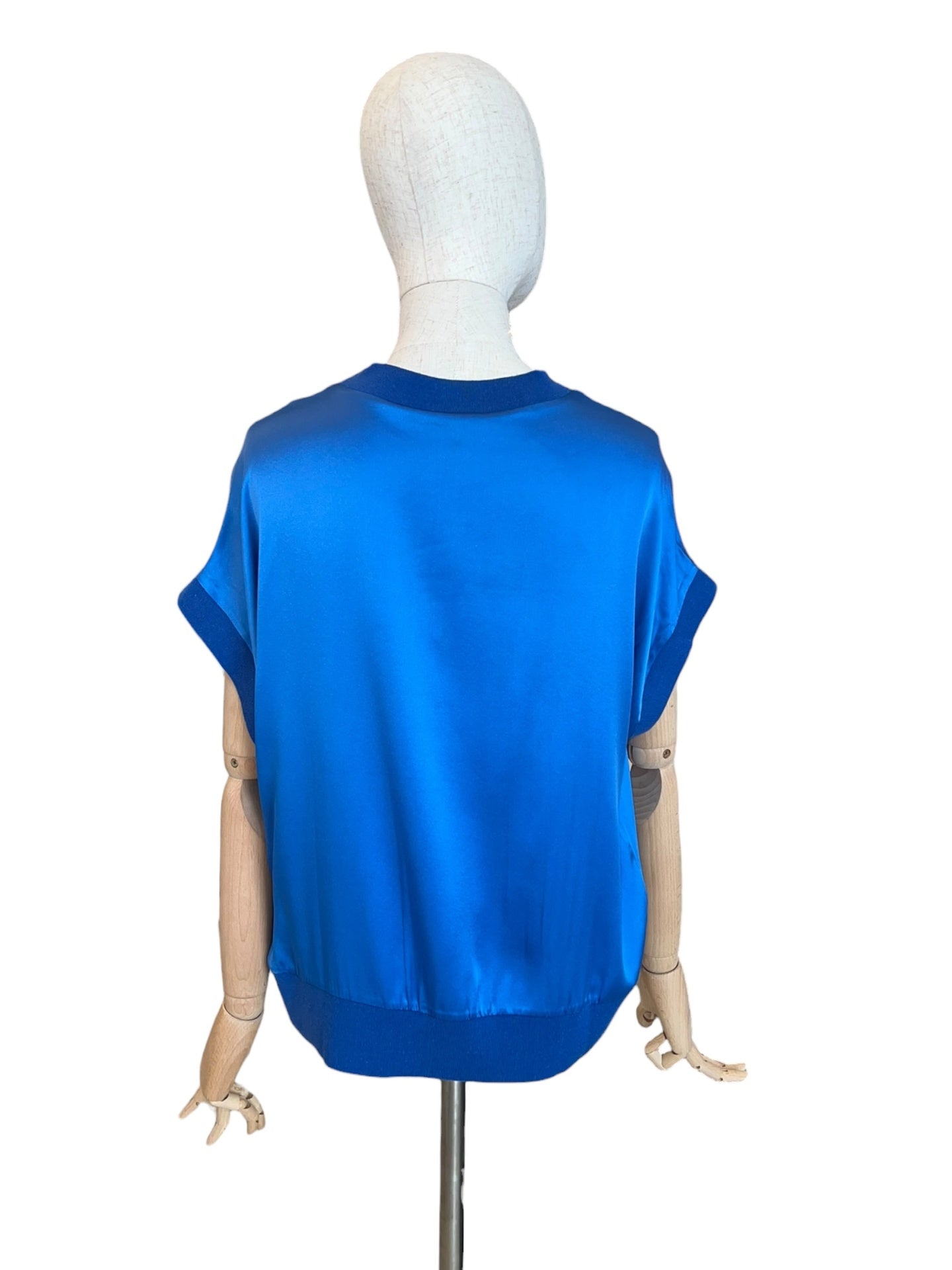 Charlotte Sparre Seidentop in Royalblau mit Rundhalsausschnitt