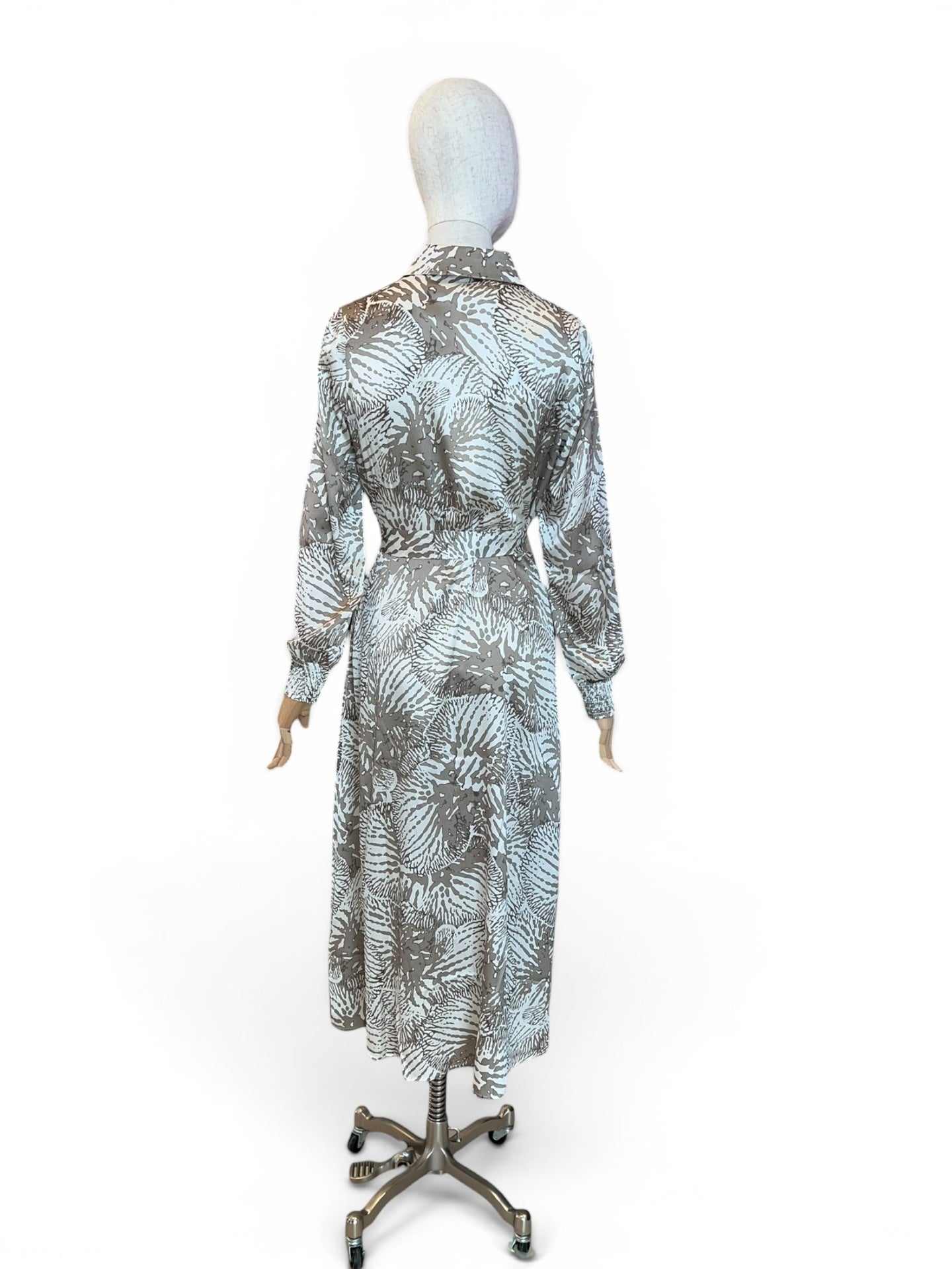 Charlotte Sparre Hemdblusenkleid in Beige mit Smockärmel