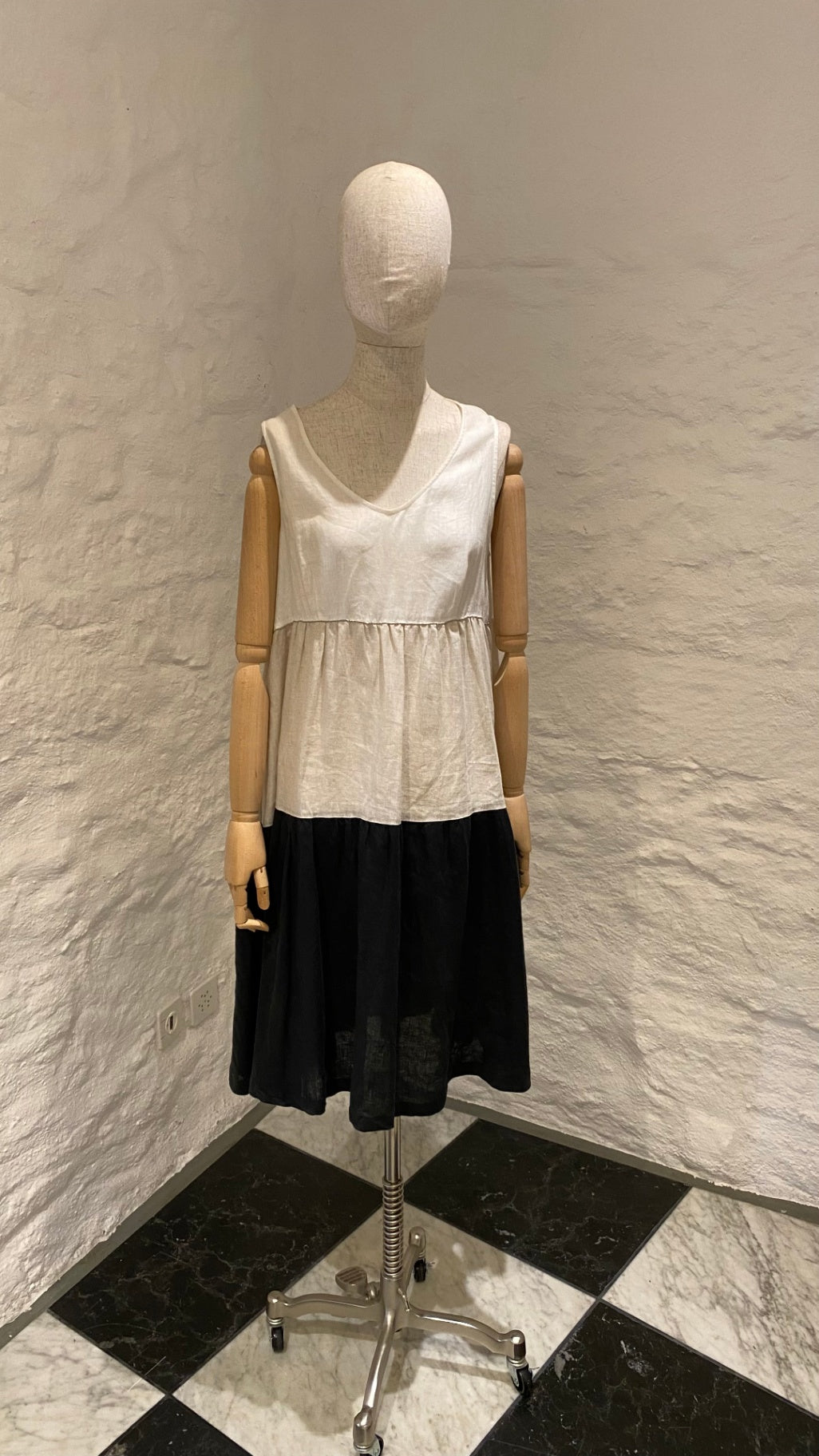 Pre-Loved Hubert Gasser Leinenkleid, ecru/schwarz