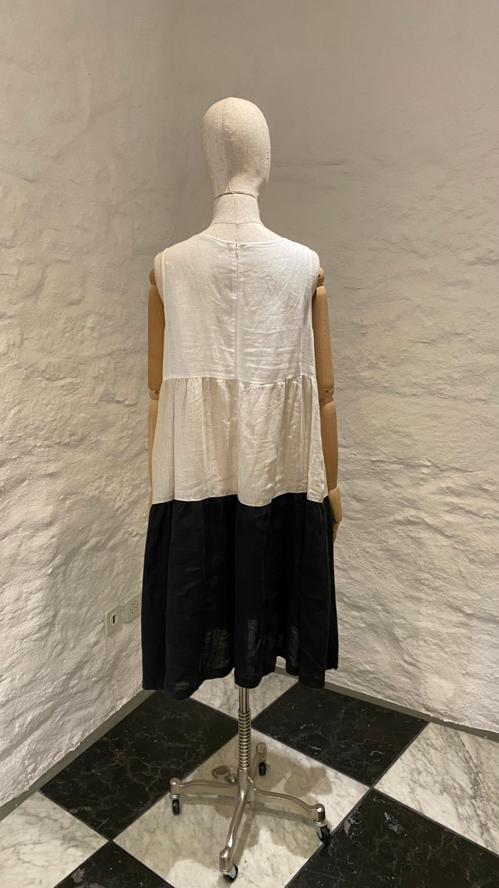 Pre-Loved Hubert Gasser Leinenkleid, ecru/schwarz