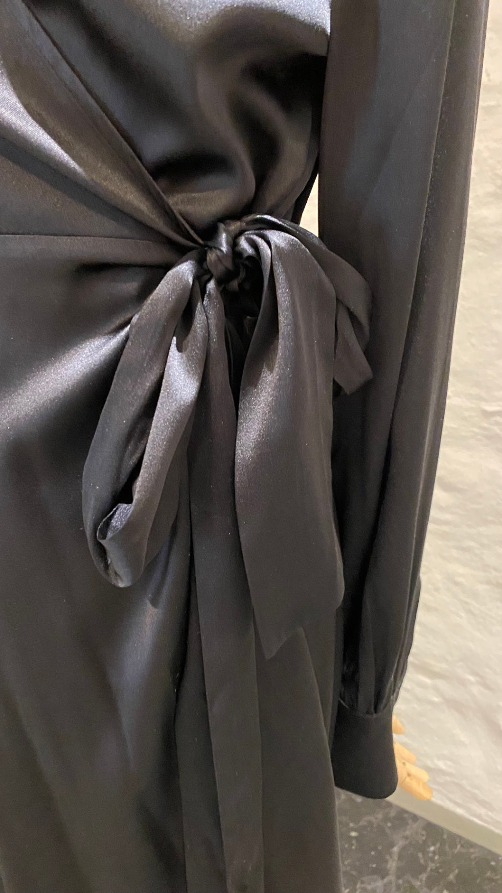 Pre-Loved Charlotte Sparre Satin-Wickelbluse, schwarz