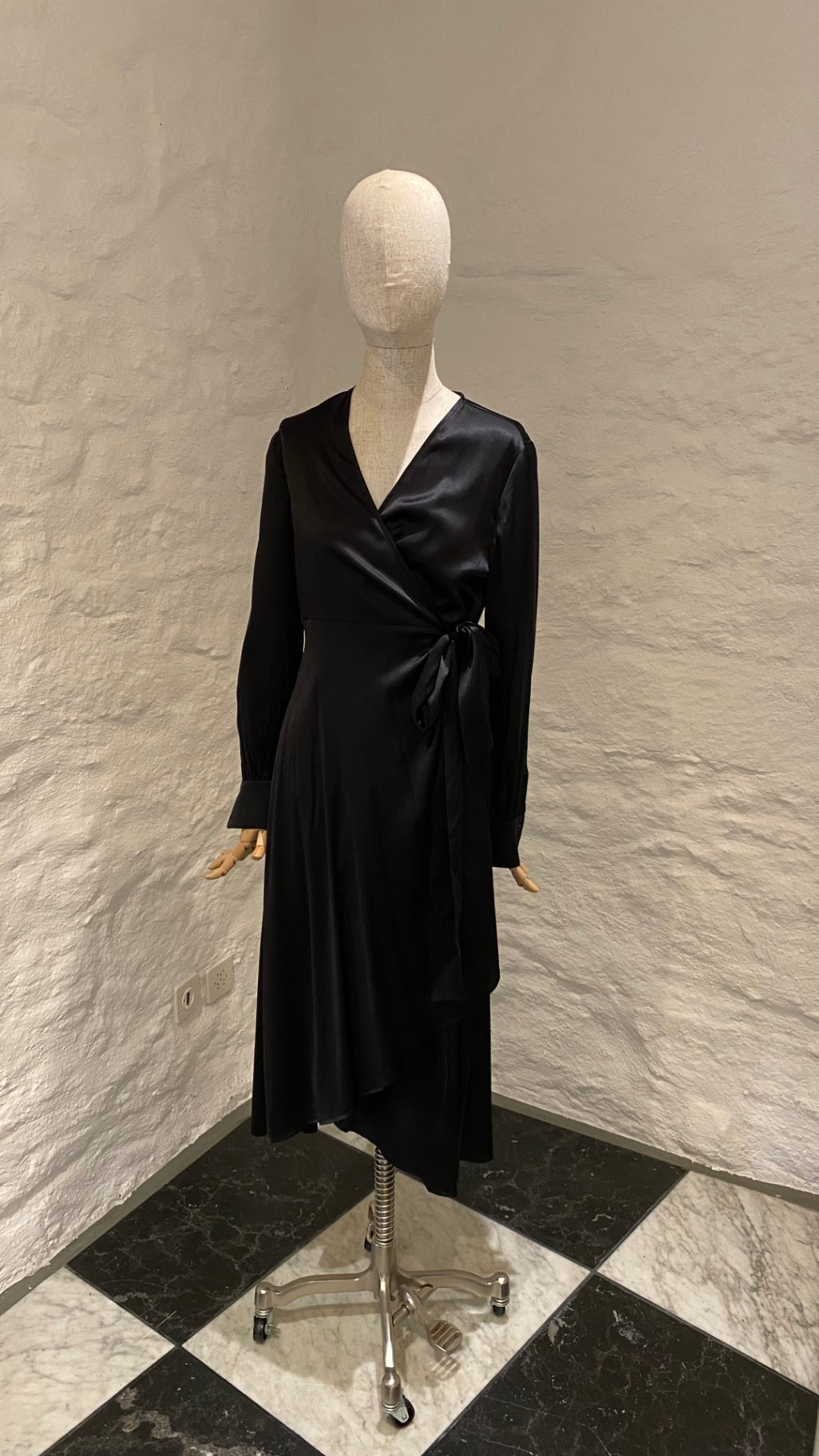 Pre-Loved Charlotte Sparre Satin-Wickelbluse, schwarz