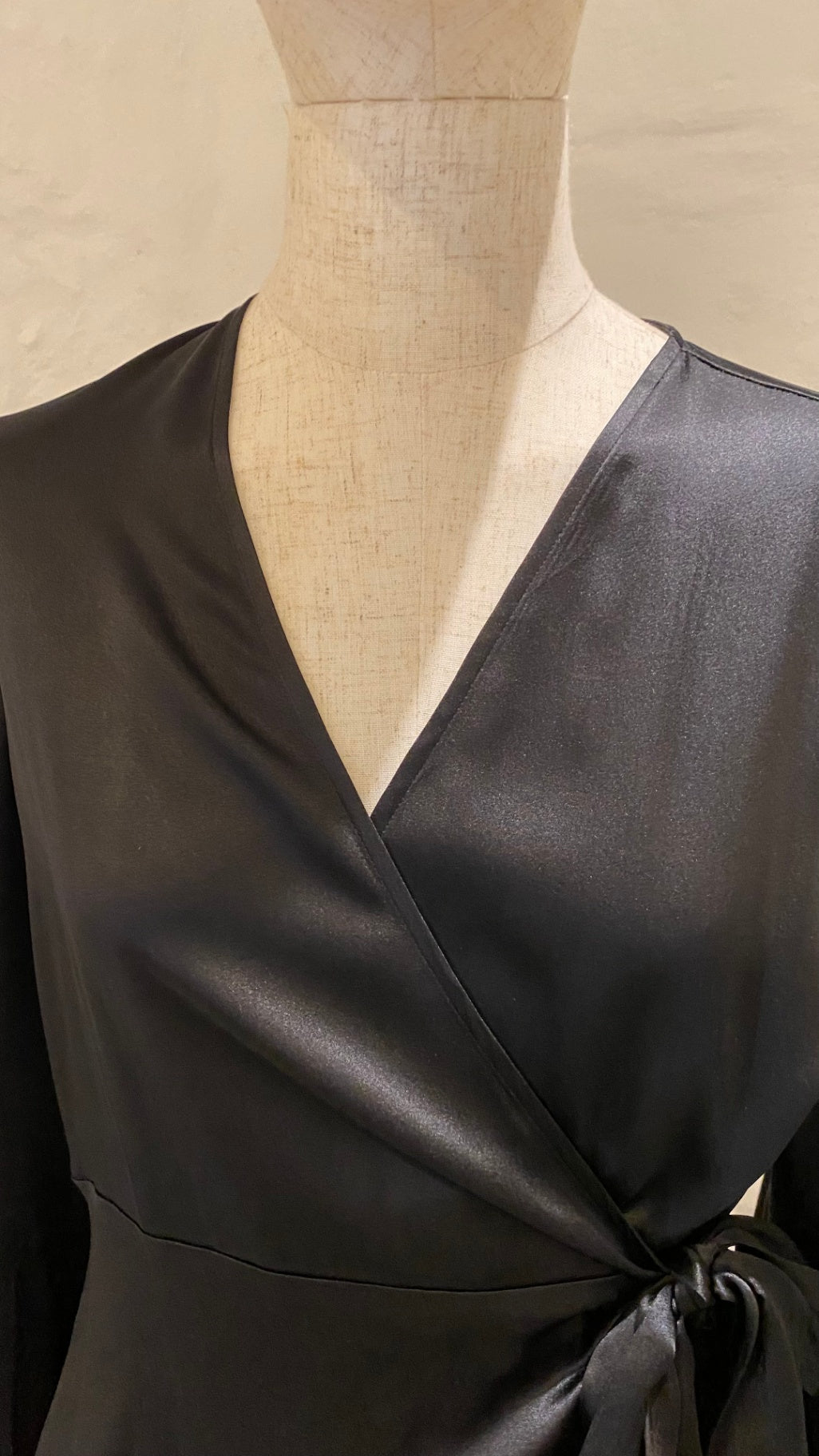 Pre-Loved Charlotte Sparre Satin-Wickelbluse, schwarz
