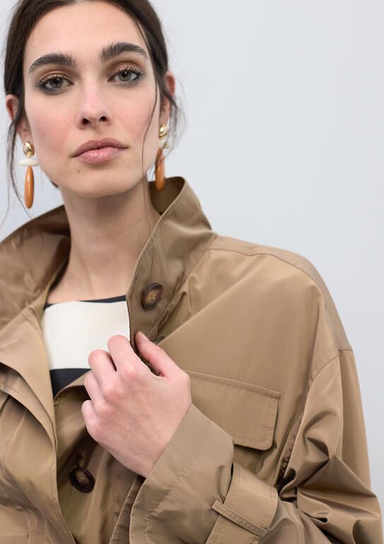 Lola Casademunt Kurze technische Parka mit Kontrastgürtel
