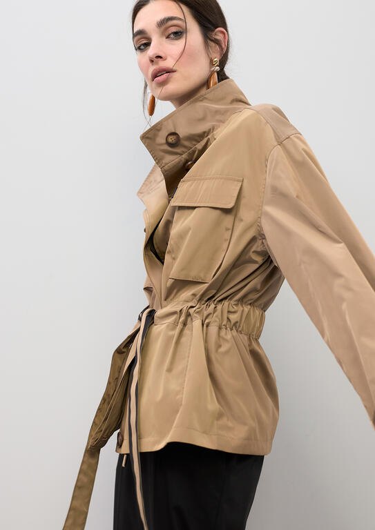 Lola Casademunt Kurze technische Parka mit Kontrastgürtel