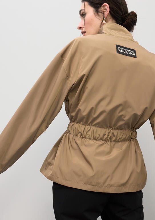 Lola Casademunt Kurze technische Parka mit Kontrastgürtel