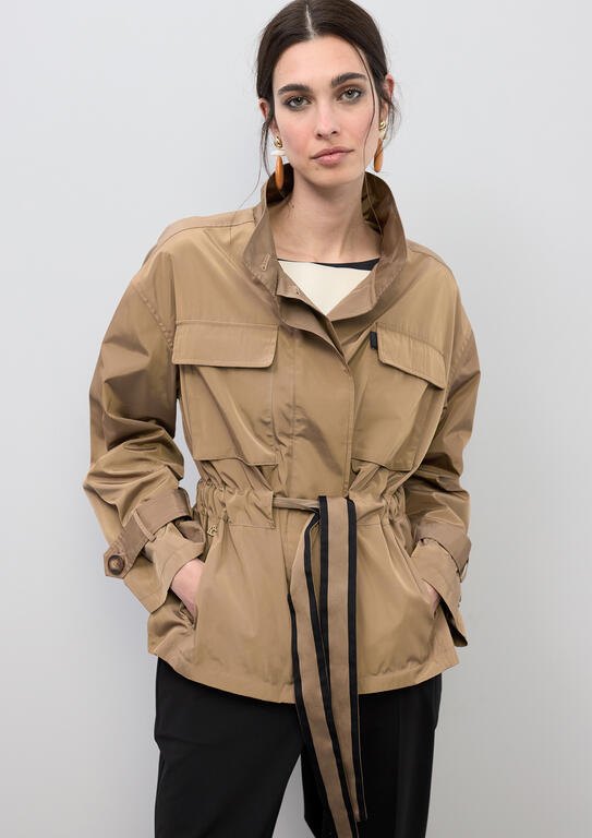 Lola Casademunt Kurze technische Parka mit Kontrastgürtel