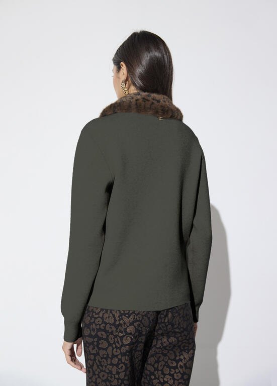 Lola Casademunt Strickjacke mit Kunstfellkragen & Goldknöpfen
