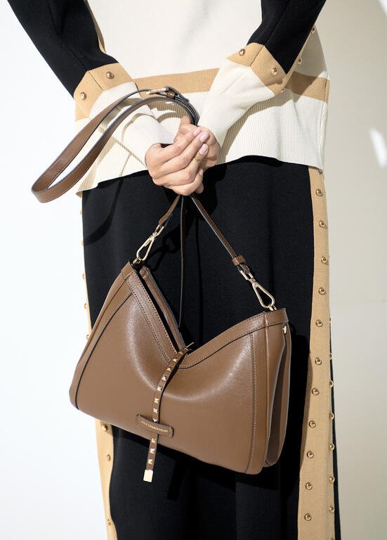 Lola Casademunt Crossbody Bag mit Nietenriemen, Camel