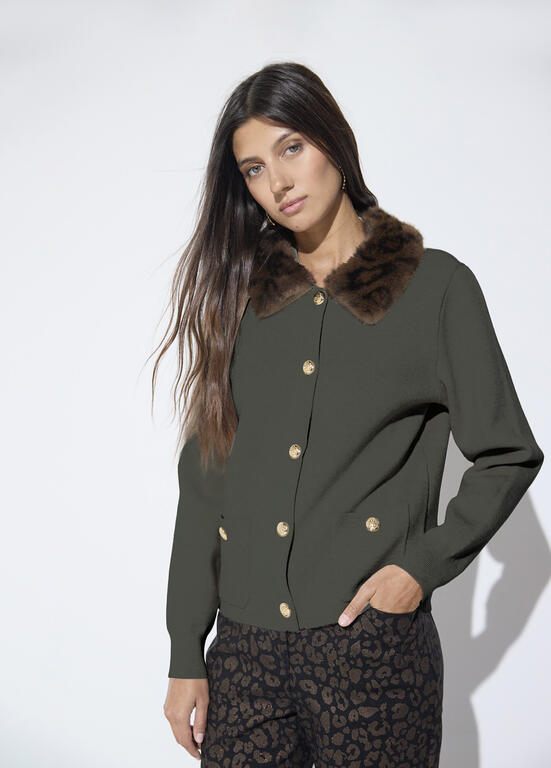 Lola Casademunt Strickjacke mit Kunstfellkragen & Goldknöpfen