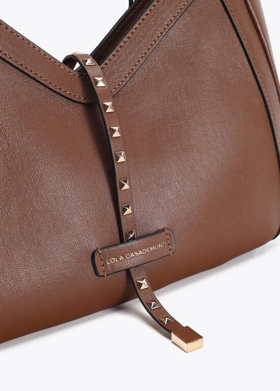 Lola Casademunt Crossbody Bag mit Nietenriemen, Camel