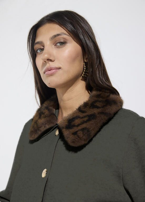 Lola Casademunt Strickjacke mit Kunstfellkragen & Goldknöpfen