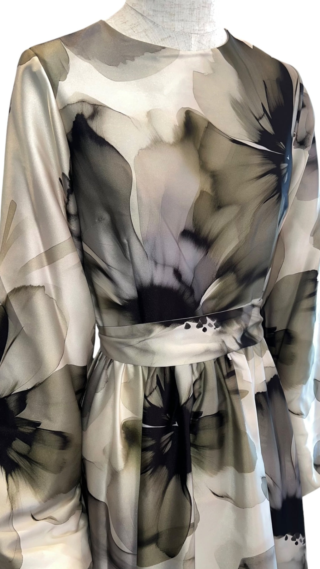 Giovanna Nicolai Maxidress mit Tulpenärmel und Bindegürtel Grün N117