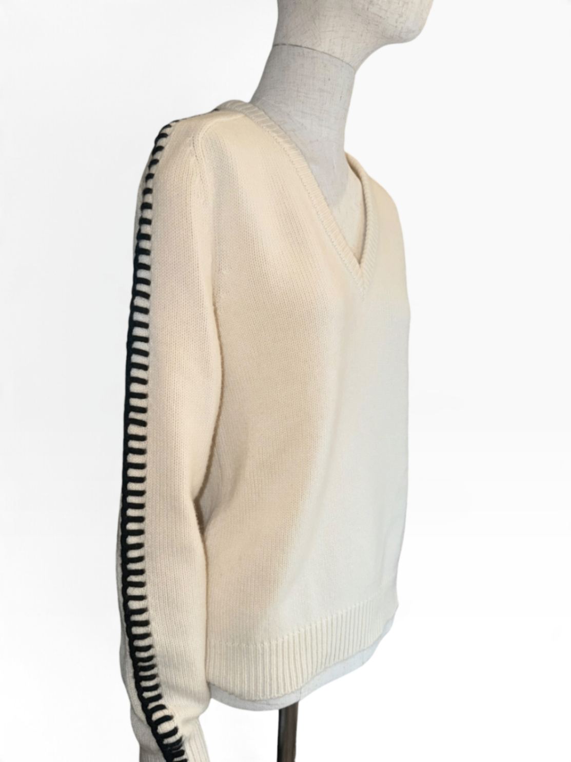 Pre-Loved Kujten V-Pullover mit Zierstich