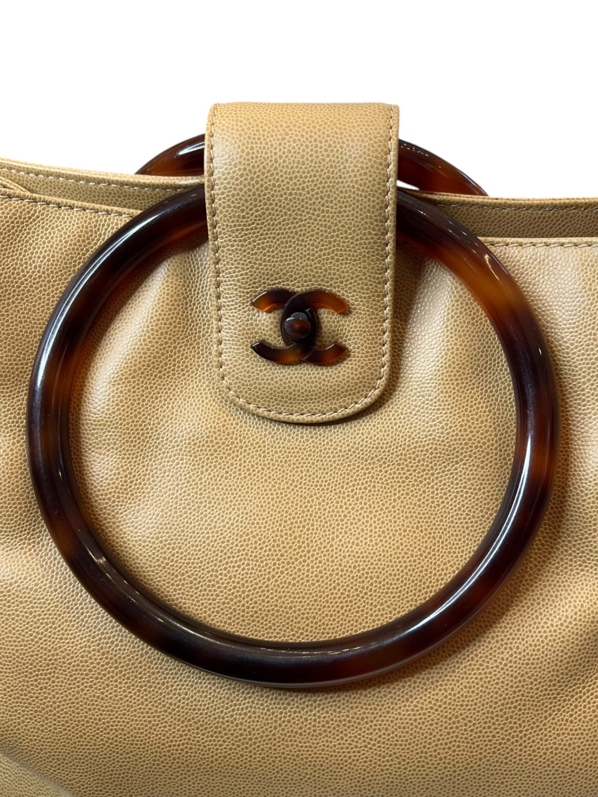 Pre-Loved Vintage Chanel Caviar-Tasche mit Schildpatt-Ringhenkel Camel