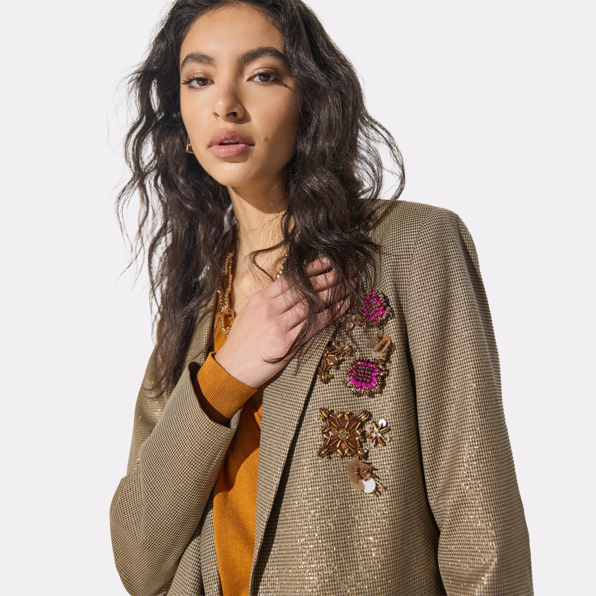 Lola Casademunt Goldener Blazer mit Applikationen Braun