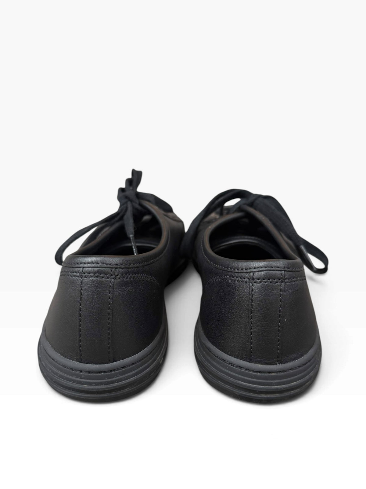 Pre-Loved Gucci Ledersneaker mit Logo-Plakette