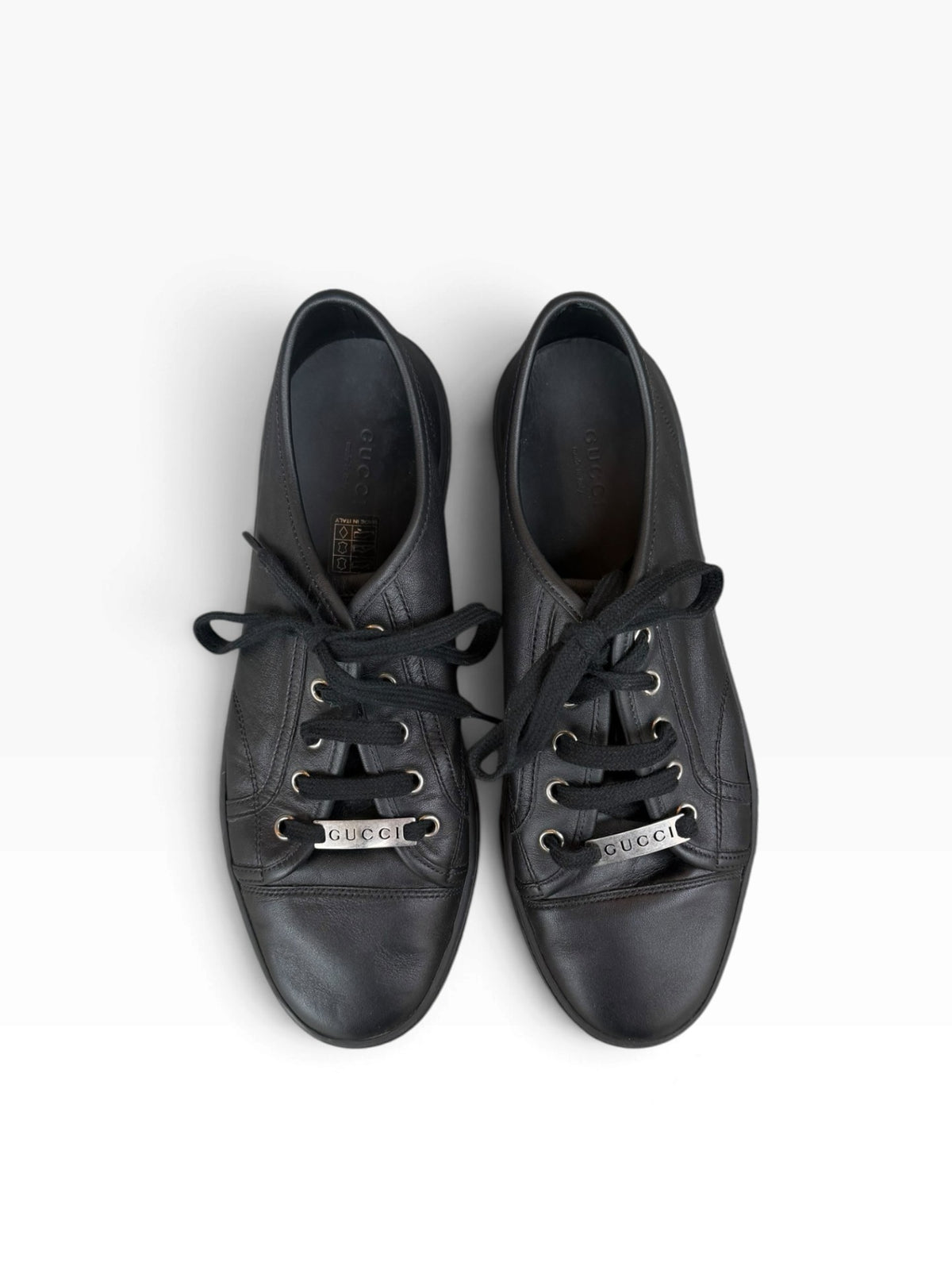 Pre-Loved Gucci Ledersneaker mit Logo-Plakette
