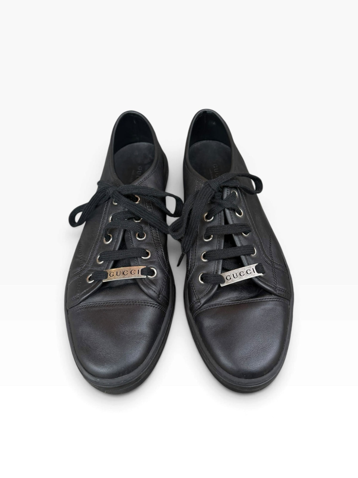Pre-Loved Gucci Ledersneaker mit Logo-Plakette