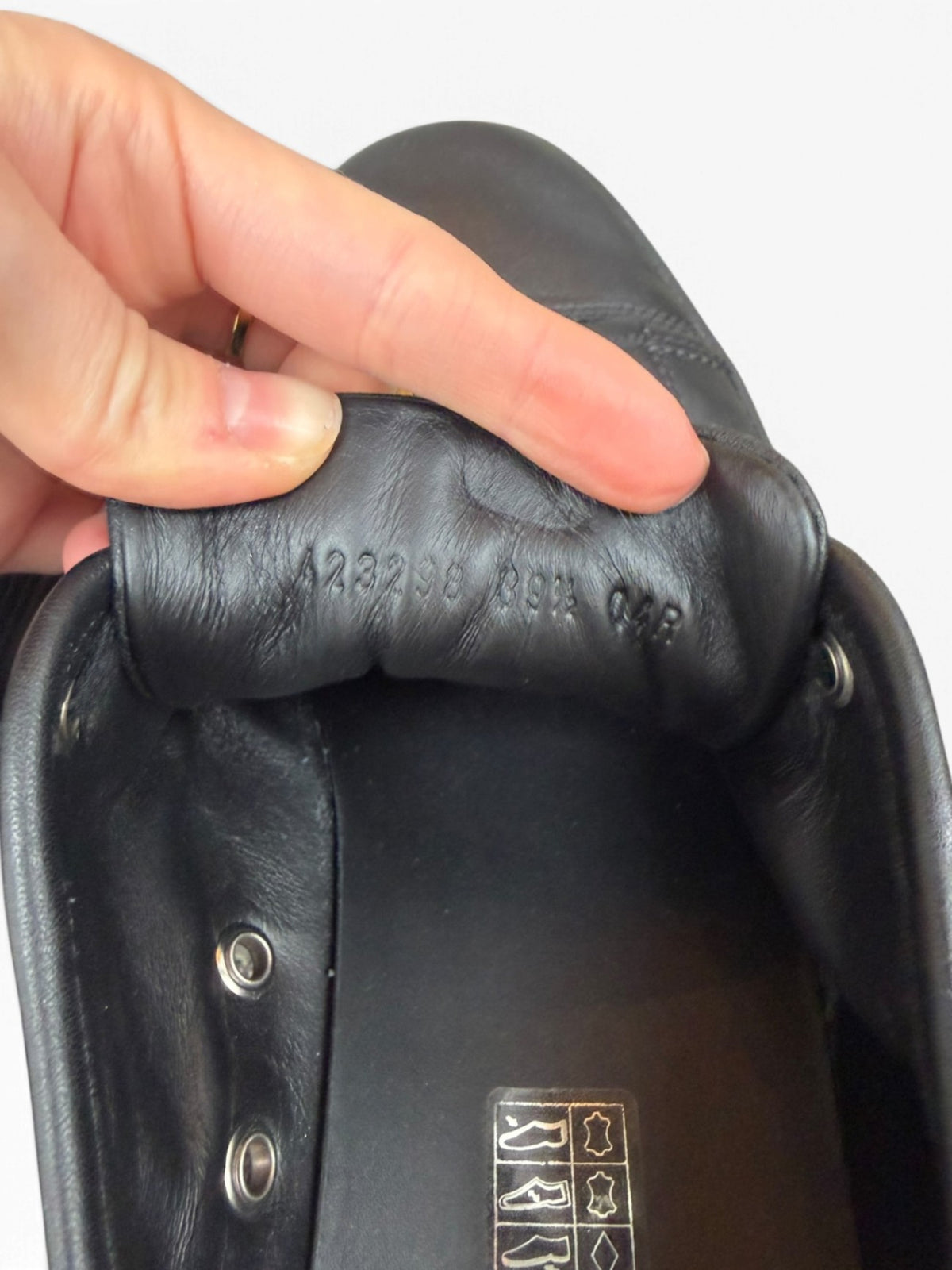 Pre-Loved Gucci Ledersneaker mit Logo-Plakette