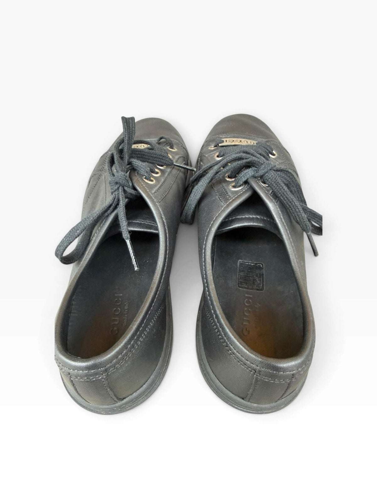 Pre-Loved Gucci Ledersneaker mit Logo-Plakette