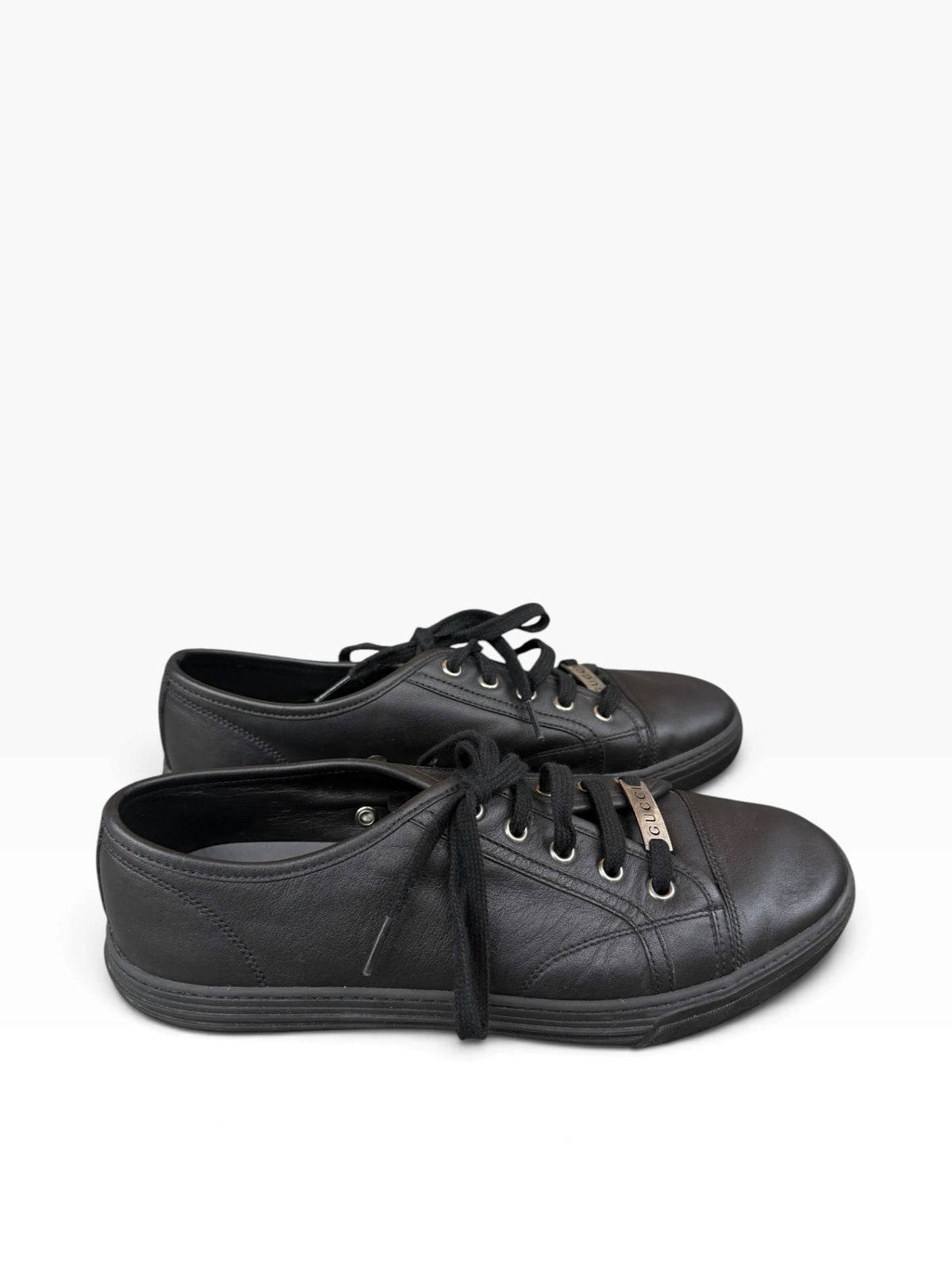Pre-Loved Gucci Ledersneaker mit Logo-Plakette